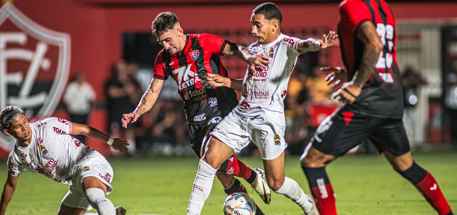 Com gol do estreante Carlinhos, Vitória bate o Porto e segue na liderança do Baianão