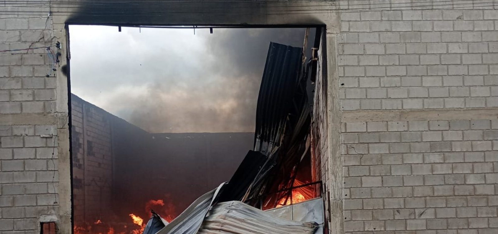 Incêndio é registrado em fábrica de colchões em Santo Antônio de Jesus na Bahia