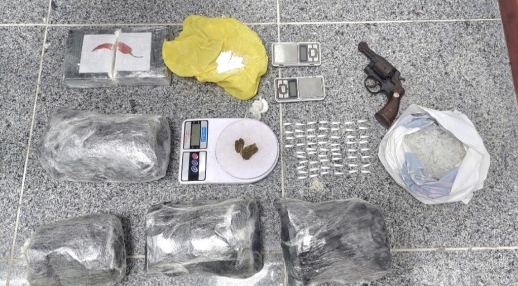 65ªCIPM apreende arma de fogo e drogas no bairro Aviário