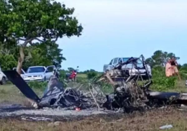 Avião de pequeno porte cai e pega fogo no sul da Bahia