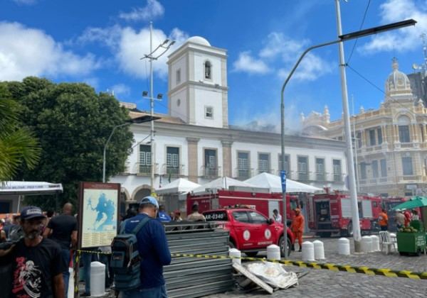 Bombeiros debelam incêndio que atingiu parte da Câmara Municipal