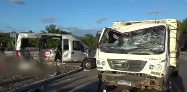 Seis pessoas morrem após colisão entre van e caminhão no norte da Bahia