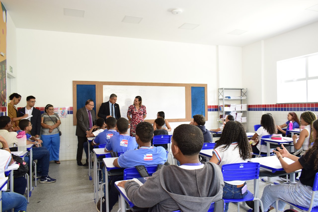 Comissão de Educação da Câmara começa pela Georgina Erismann  série de visitas a escolas