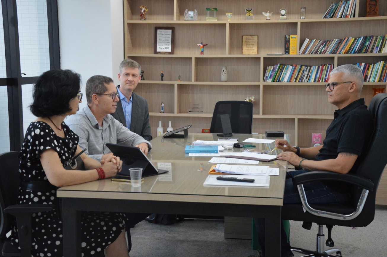 Receita Federal apresenta programa Cidadania Fiscal ao secretário de Educação e vice-prefeito Pablo Roberto