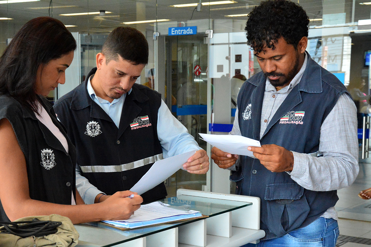 PROCON realiza operação na Caixa Econômica Federal para fiscalizar tempo de espera