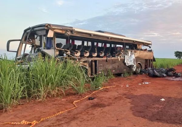 Acidente entre caminhão e ônibus com universitários deixa 12 mortos no interior de SP