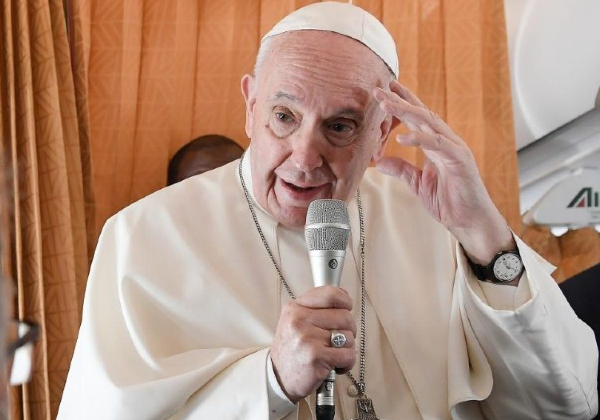 Após noite tranquila, Papa Francisco continua descansando no hospital