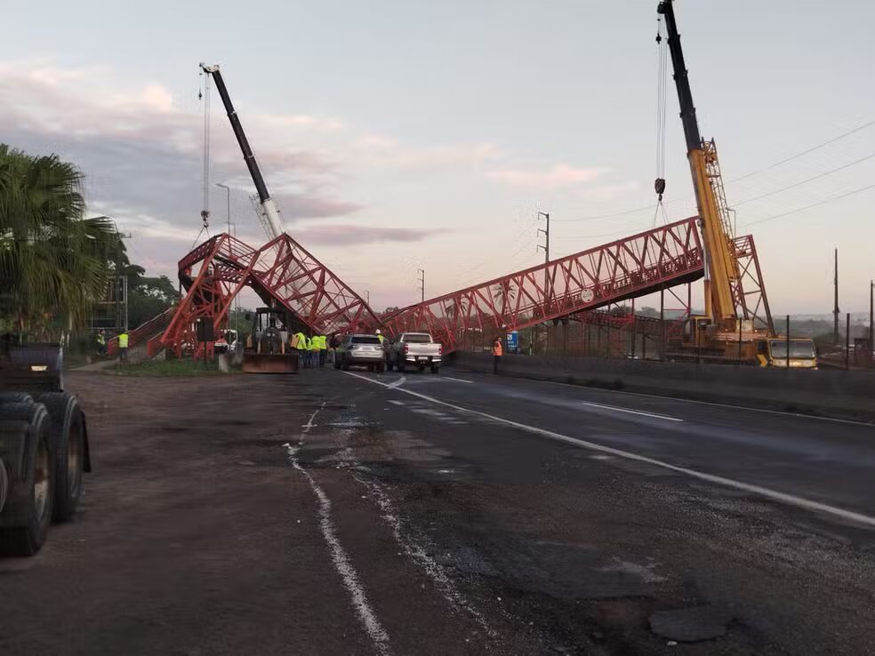 Carreta derruba passarela na BR-324 e trecho segue interditado