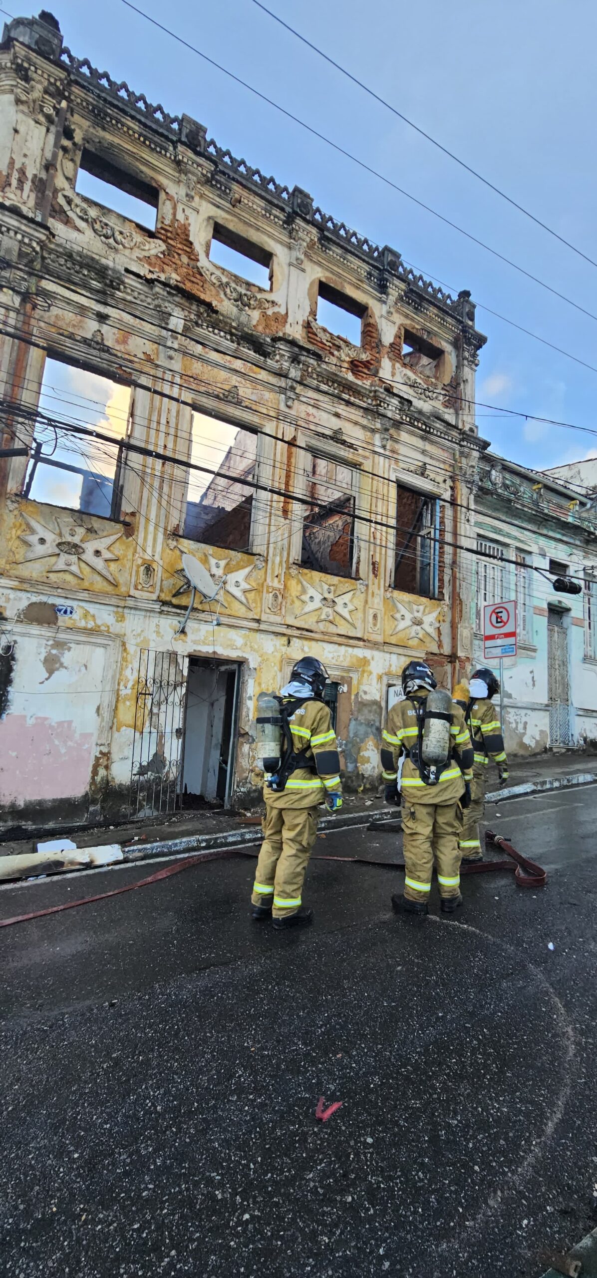 Bombeiros debelam incêndio em casarão no Santo Antônio Além do Carmo, operação durou 25 horas