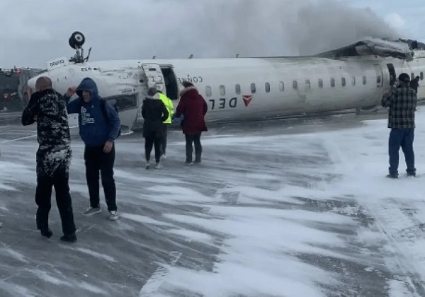 Avião da Delta Air Lines aterrisa emergecialmente e deixa feridos