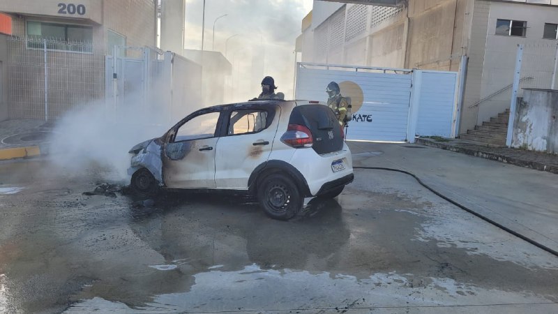 Carro pega fogo em avenida movimentada de Feira de Santana e mobiliza equipes de emergência