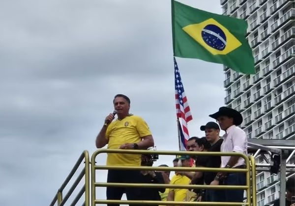 Eles querem me condenar, diz Bolsonaro durante ato no Rio de Janeiro