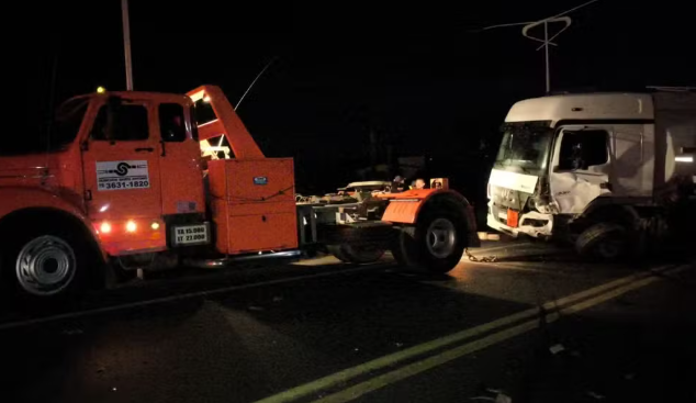 Motorista morre após colisão frontal entre carro e caminhão-tanque na BR-101