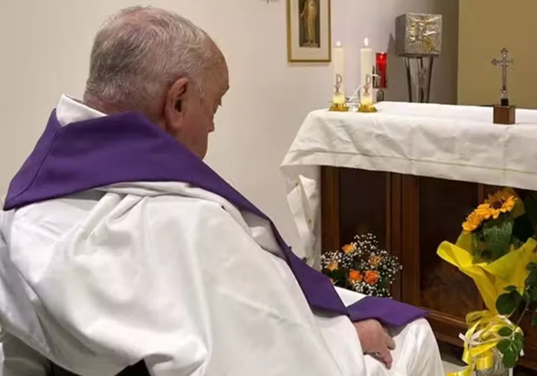 Vaticano divulga 1ª foto do papa Francisco após hospitalização