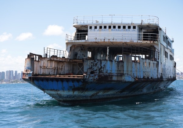 Ferryboat fora de operação é afundado para abrigar espécies marinhas