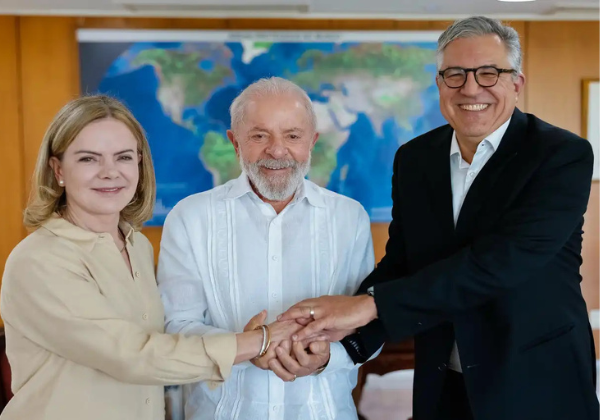 Gleisi Hoffmann e Alexandre Padilha tomam posse em novos ministérios nesta segunda-feira (10)