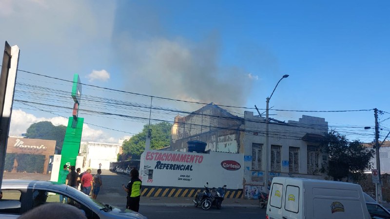 Incêndio atinge casarão na Avenida Senhor dos Passos em Feira de Santana