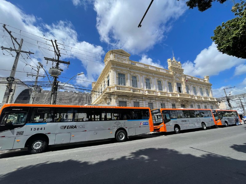 Prefeitura apresenta novos ônibus com ar-condicionado para Feira de Santana