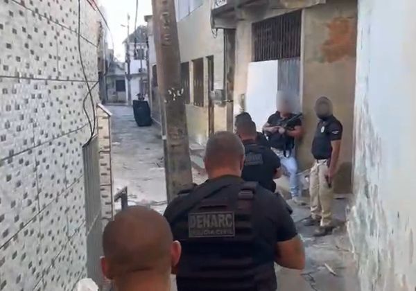 Polícia faz operação contra tráfico e homicídios em 4 bairros da capital; 2 são presos