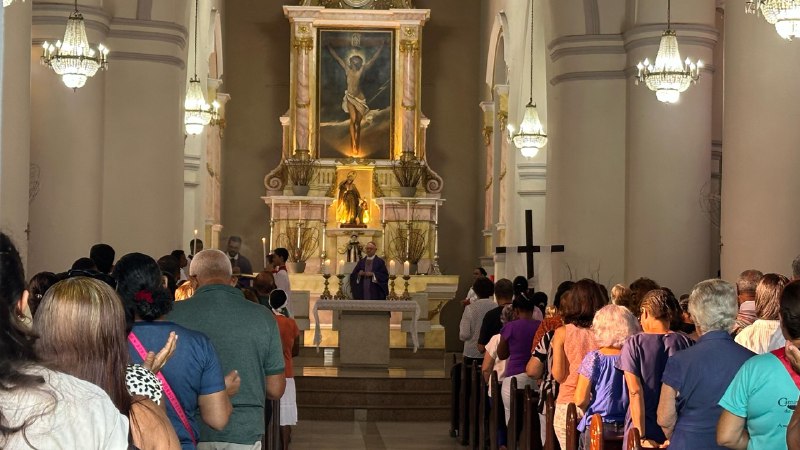 Fiéis acompanham a missa de Quarta-feira de Cinzas na Catedral de Sant’Ana