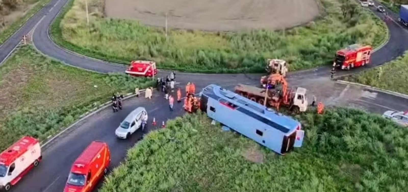 Dez pessoas morrem após ônibus tombar em rodovia de Minas Gerais