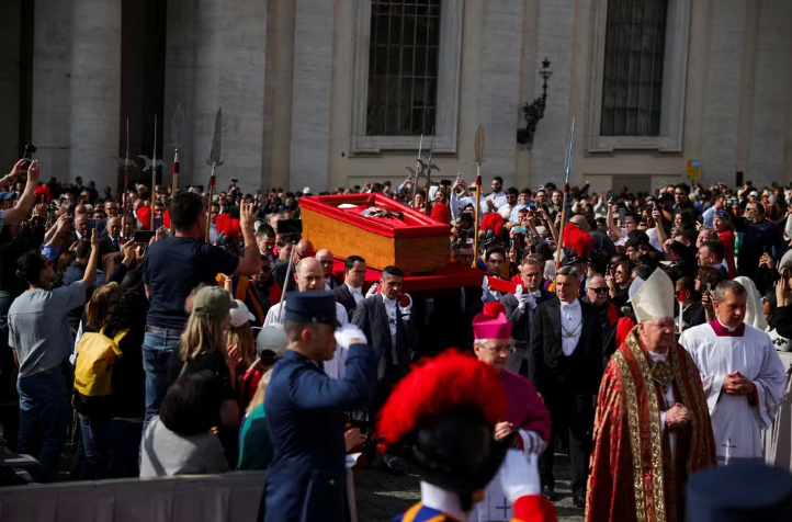 Fé e comoção marcam velório do Papa Francisco na Basílica de São Pedro