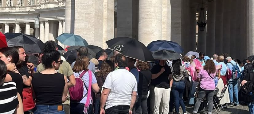 Com fila quilométrica e calor intenso, Frei Jorge Rocha testemunha homenagens ao Papa Francisco no Vaticano
