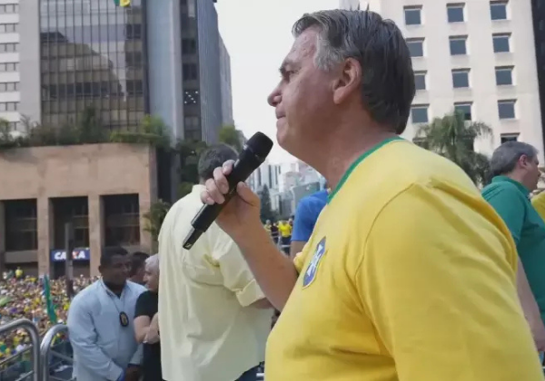 Bolsonaro nega tentativa de golpe e defende ‘ajuda externa’ durante ato em São Paulo