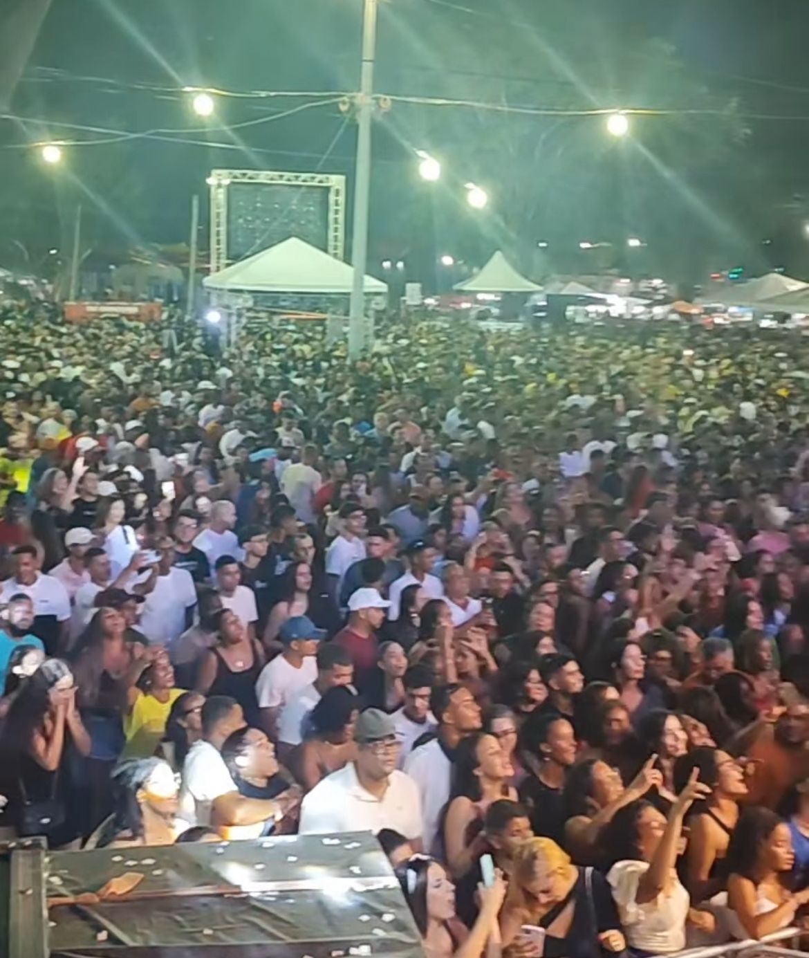 Praça lotada na primeira noite do Candeal Folia