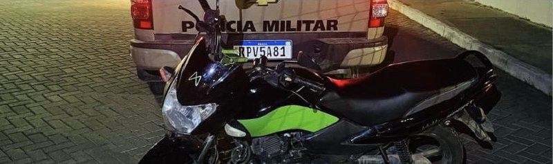Polícia recupera moto roubada e apreende arma abandonada por criminoso em Feira de Santana