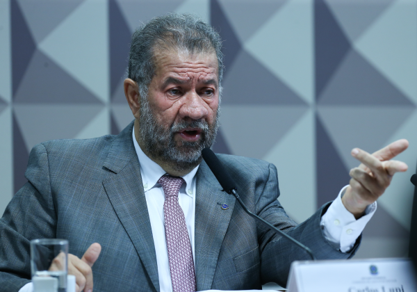 Ministro da Previdência é convidado a explicar fraudes no INSS