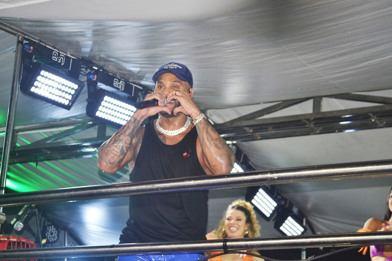 Tony Salles celebra estreia em carreira solo na Micareta de Feira