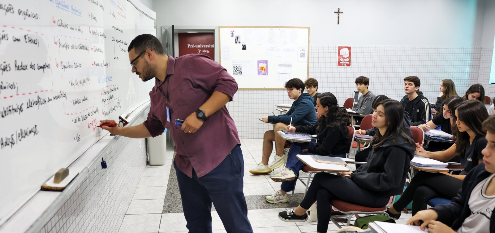 Programa Pé-de-Meia para formação de professores preenche só 6,5 mil das 12 mil vagas