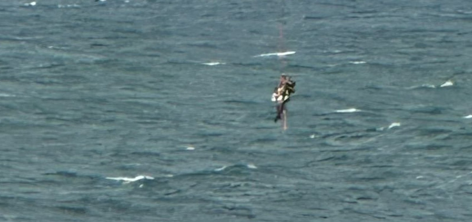 Duas pessoas à deriva na Praia da Barra são resgatadas com apoio de helicóptero