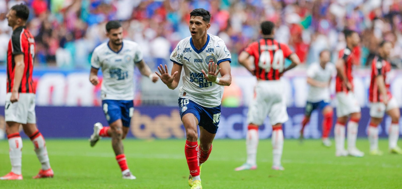 Com um expulso de cada lado, Bahia bate o Vitória na Fonte Nova pelo Brasileirão