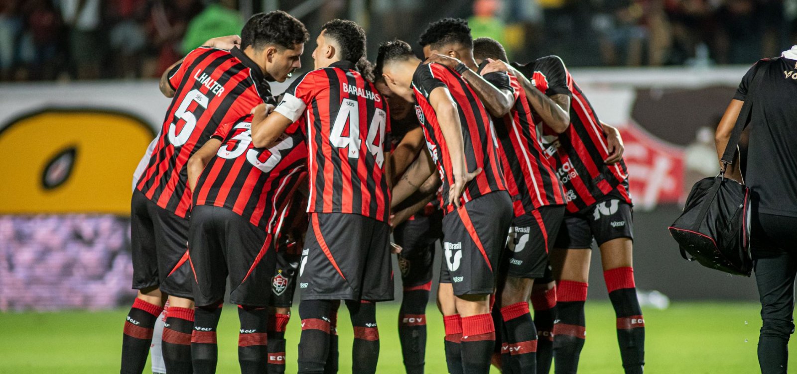 Vitória duela contra o Santos neste domingo no Barradão