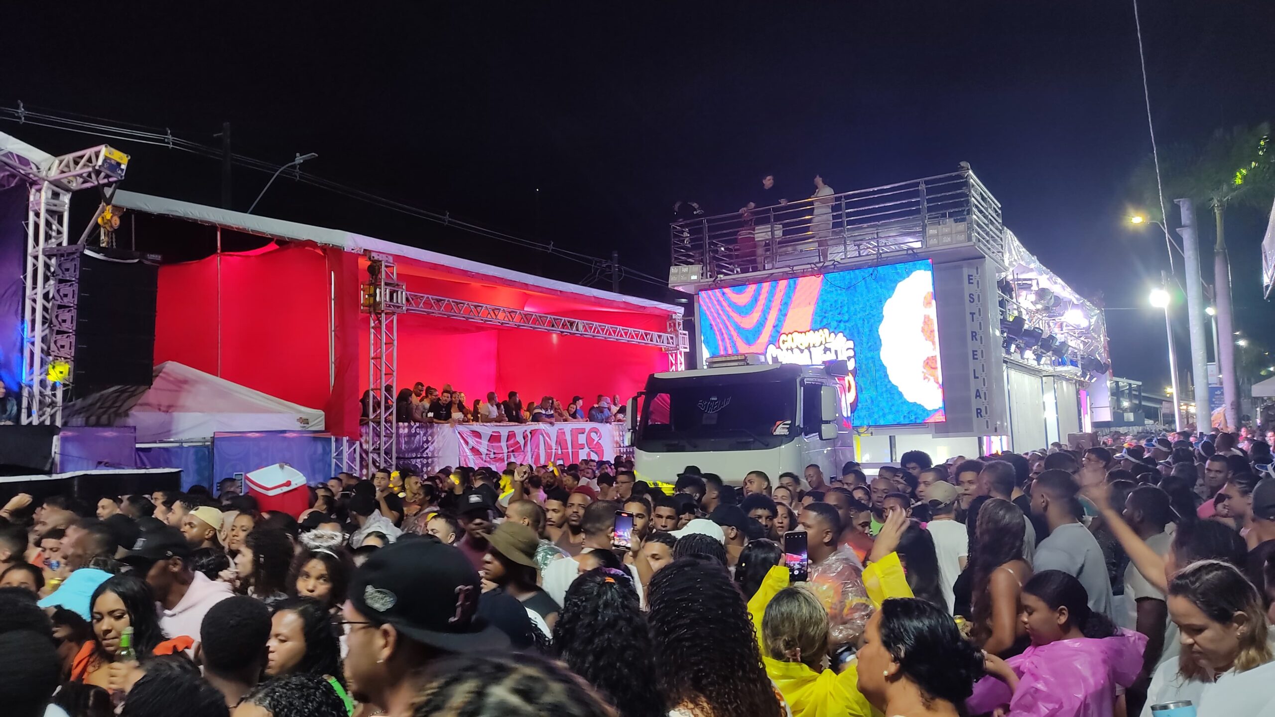 Revelação da Micareta de Feira, Cláudia Leitte comemora 30 anos agitando os foliões