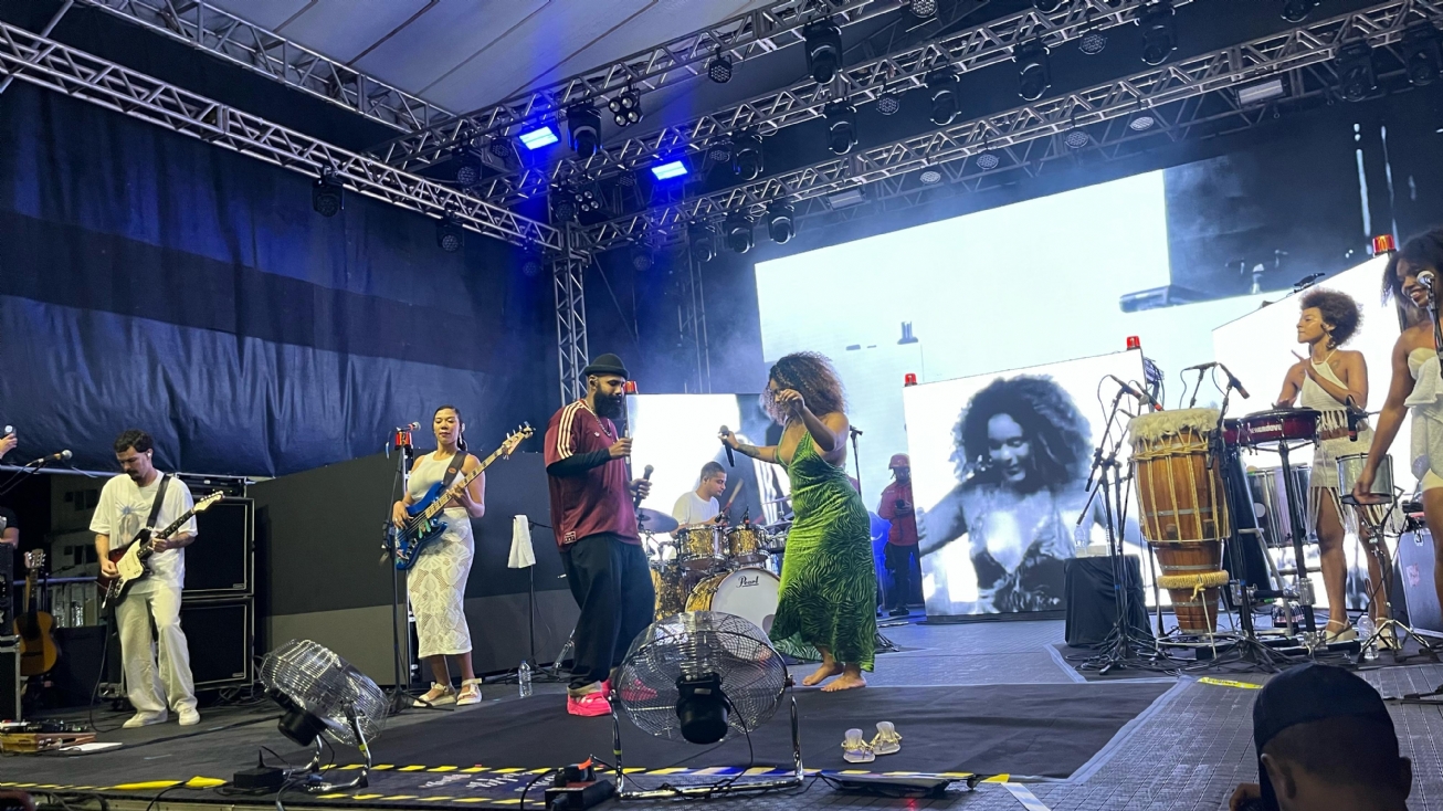 Russo Passapusso e Rachel Reis cantam juntos na Praça da Matriz