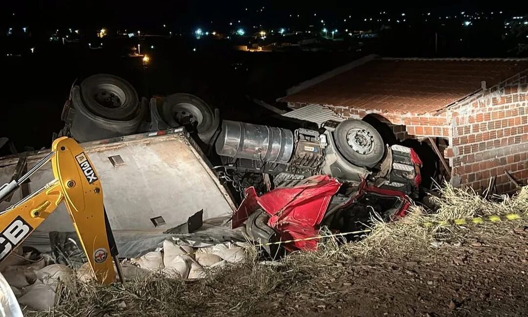 Casal morre e criança fica ferida em acidente na BR-116