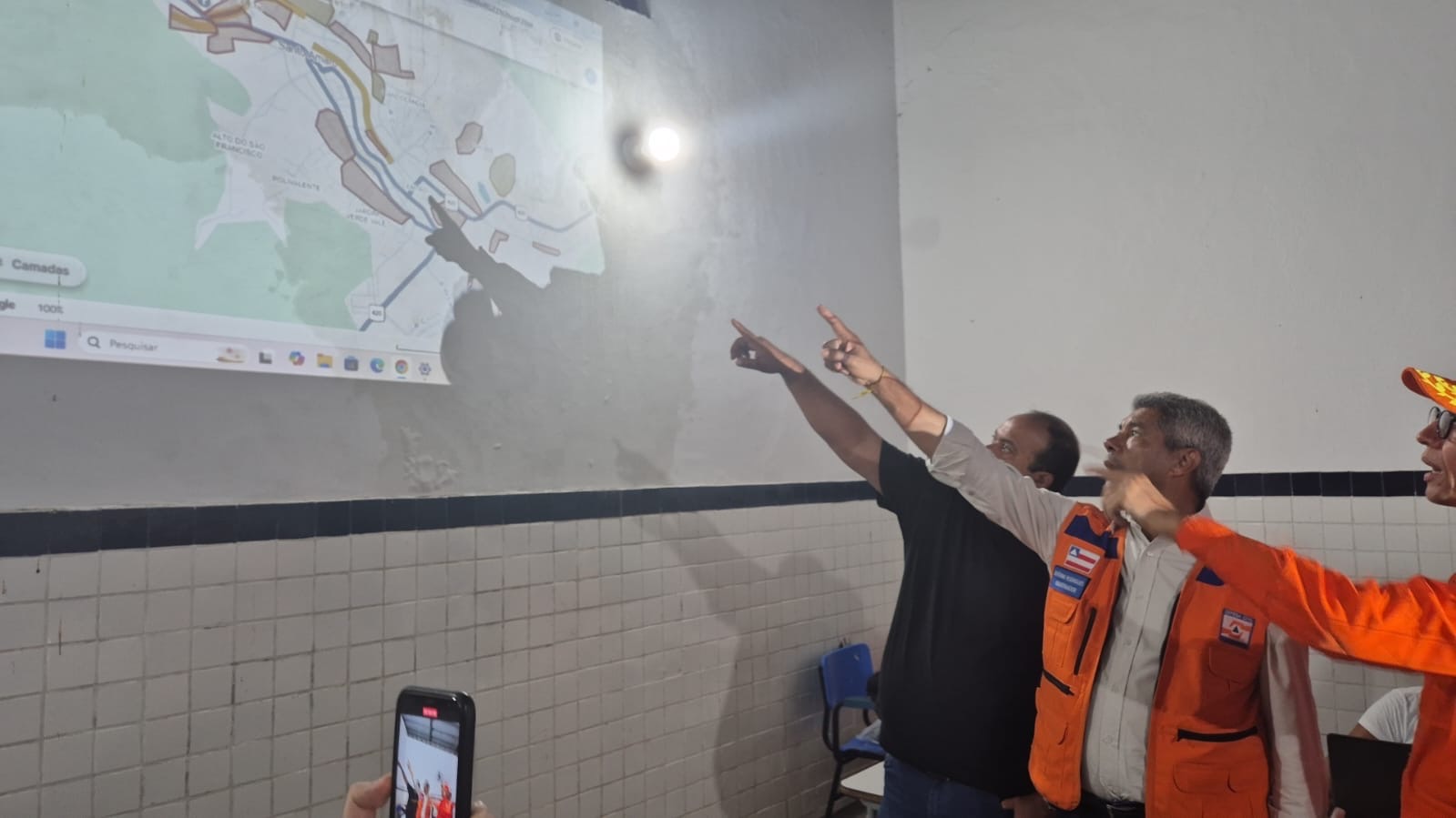 Jerônimo mobiliza ações de socorro às famílias atingidas pelas chuvas em visita a Santo Amaro