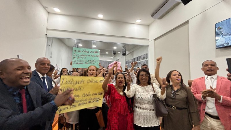 Manifestação na Câmara pede permanência da delegada Clécia Vasconcelos à frente da DEAM de Feira de Santana