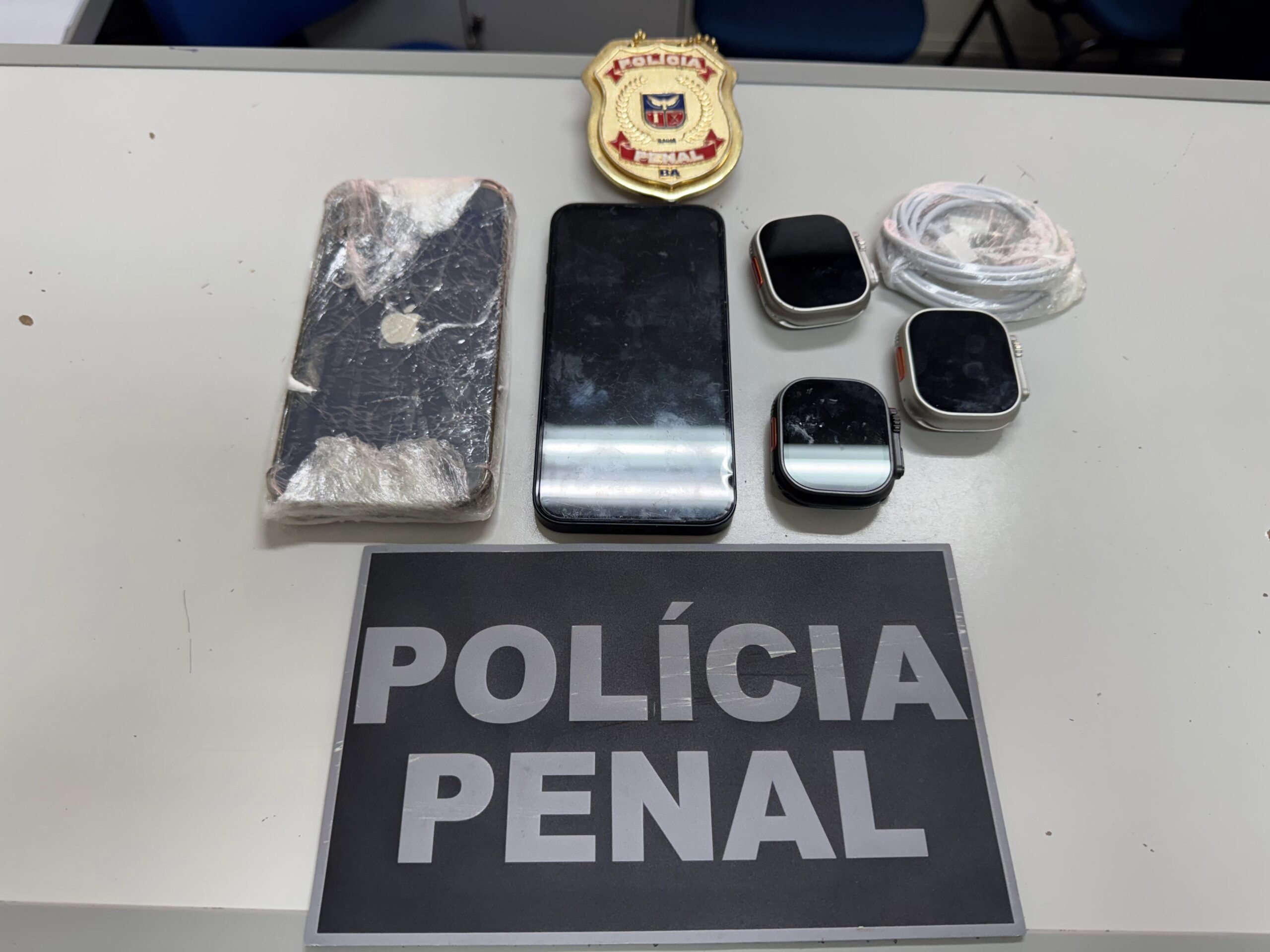 Policiais penais prendem em flagrante um monitor com celular escondido na bota