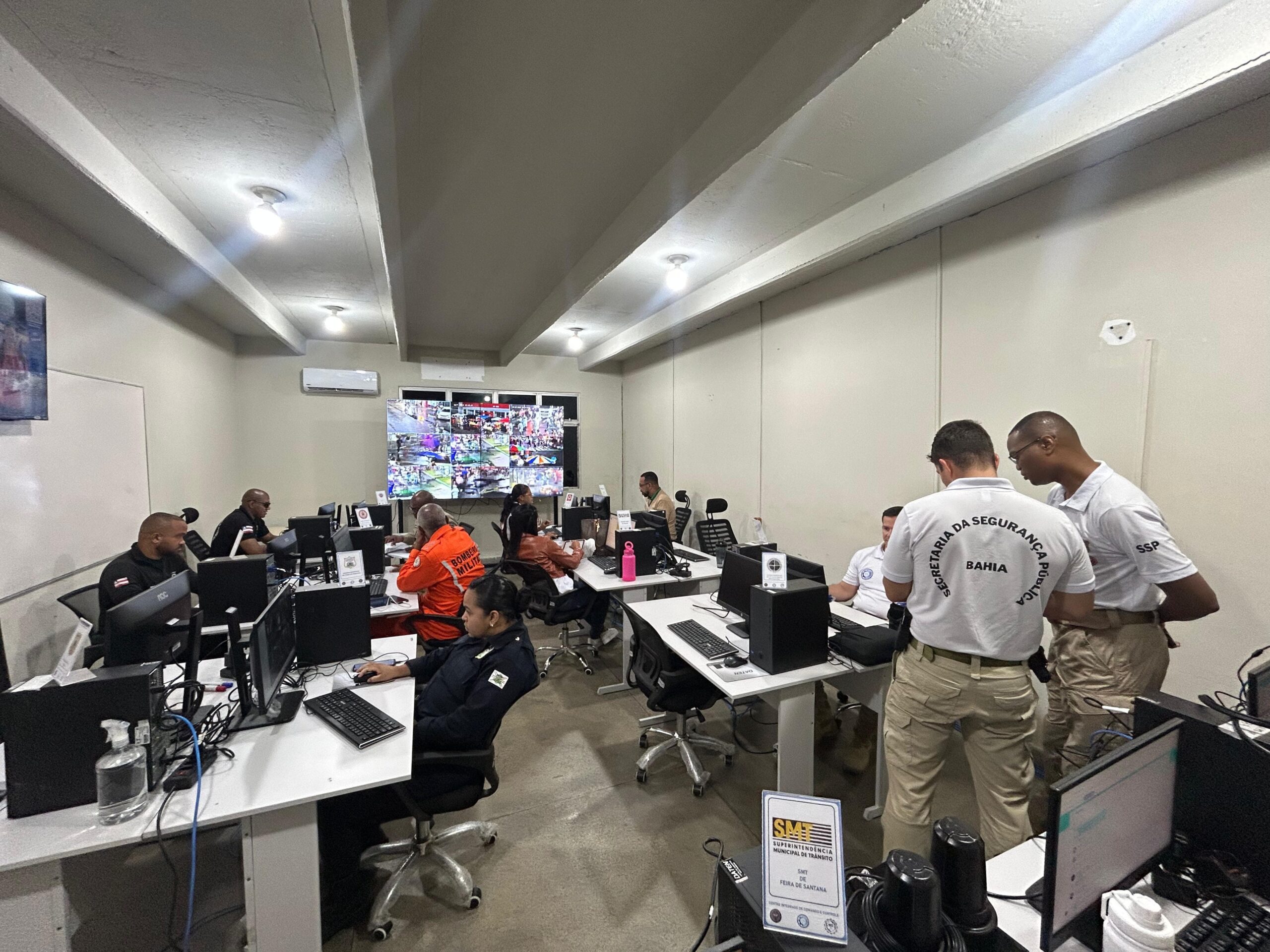 Centro Integrado de Comando e Controle da SSP monitora a Micareta de Feira 2025