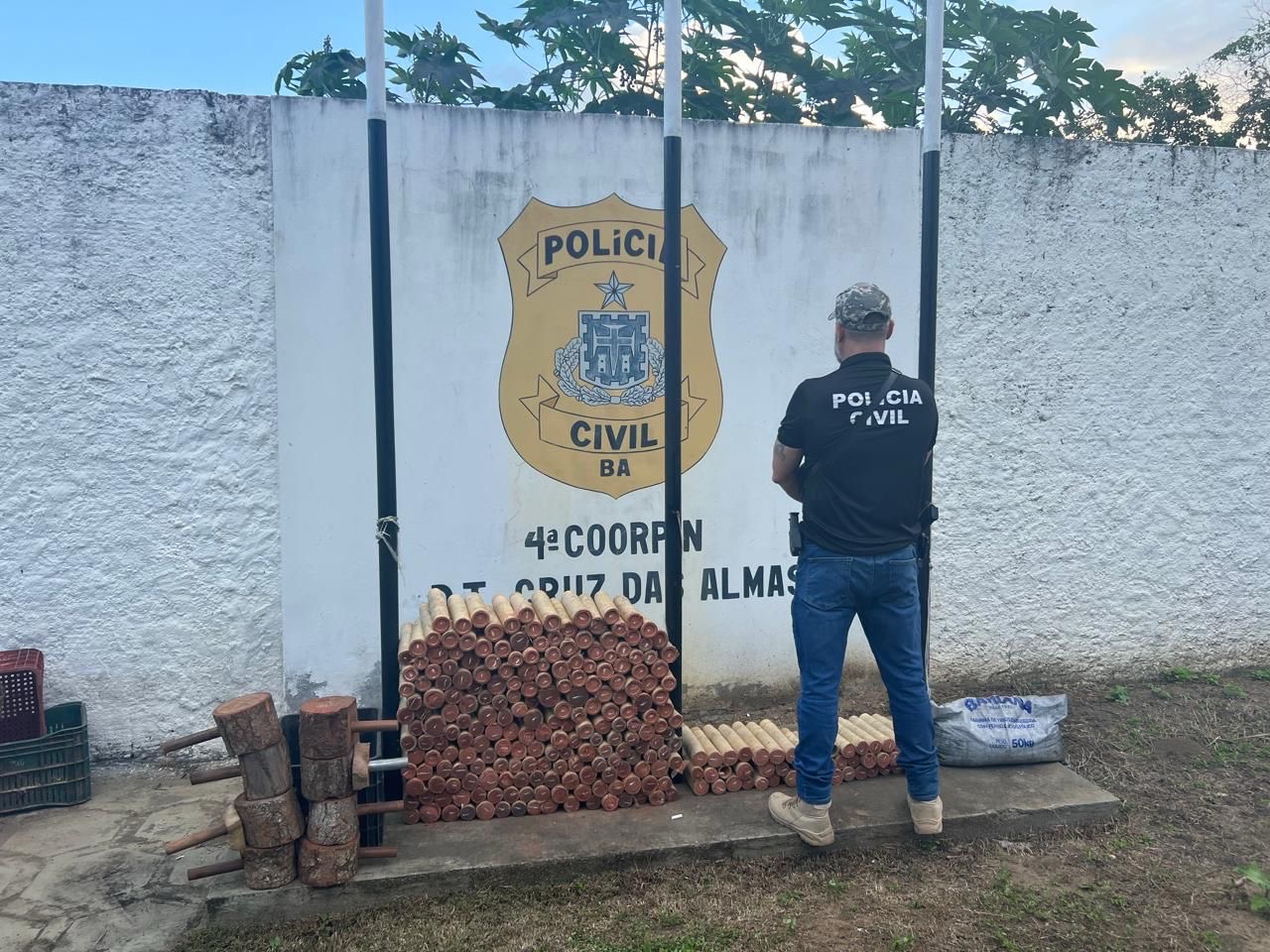 Polícia Civil prende mulher e apreende arsenal de espadas clandestinas no interior da Bahia
