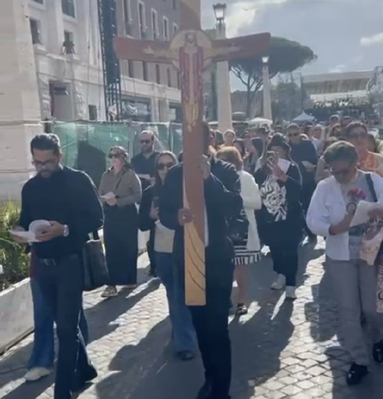 Feirenses fazem peregrinação rumo à Porta Santa e vivem expectativa da fumaça branca no Vaticano