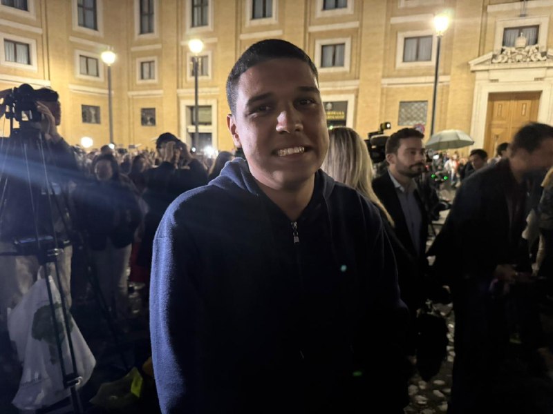 Brasileiro acompanha fumaça preta no Vaticano e reforça fé: “Já amamos o novo Papa sem saber quem é”