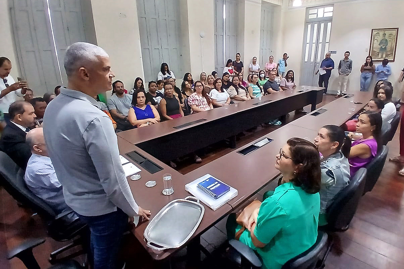 José Ronaldo assina enquadramento de 118 professores da rede municipal