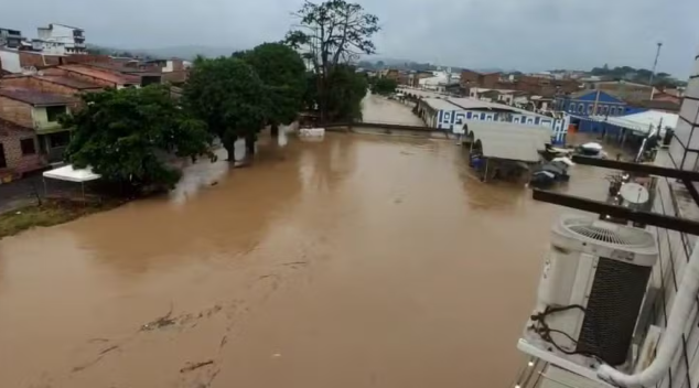 Rio transborda após fortes chuvas e famílias ficam desabrigadas em Santo Amaro