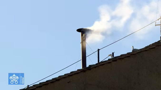 Fumaça branca! Novo Papa é eleito no segundo dia de Conclave