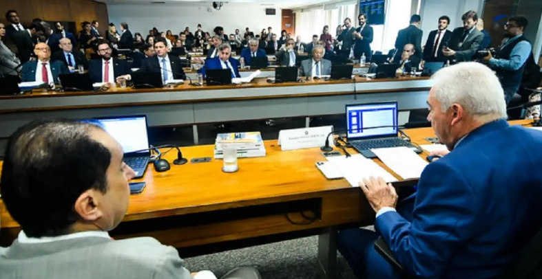 CCJ aprova fim da reeleição de todos os cargos, coincidência de eleições e redução do mandato de senador de 8 para 5 anos